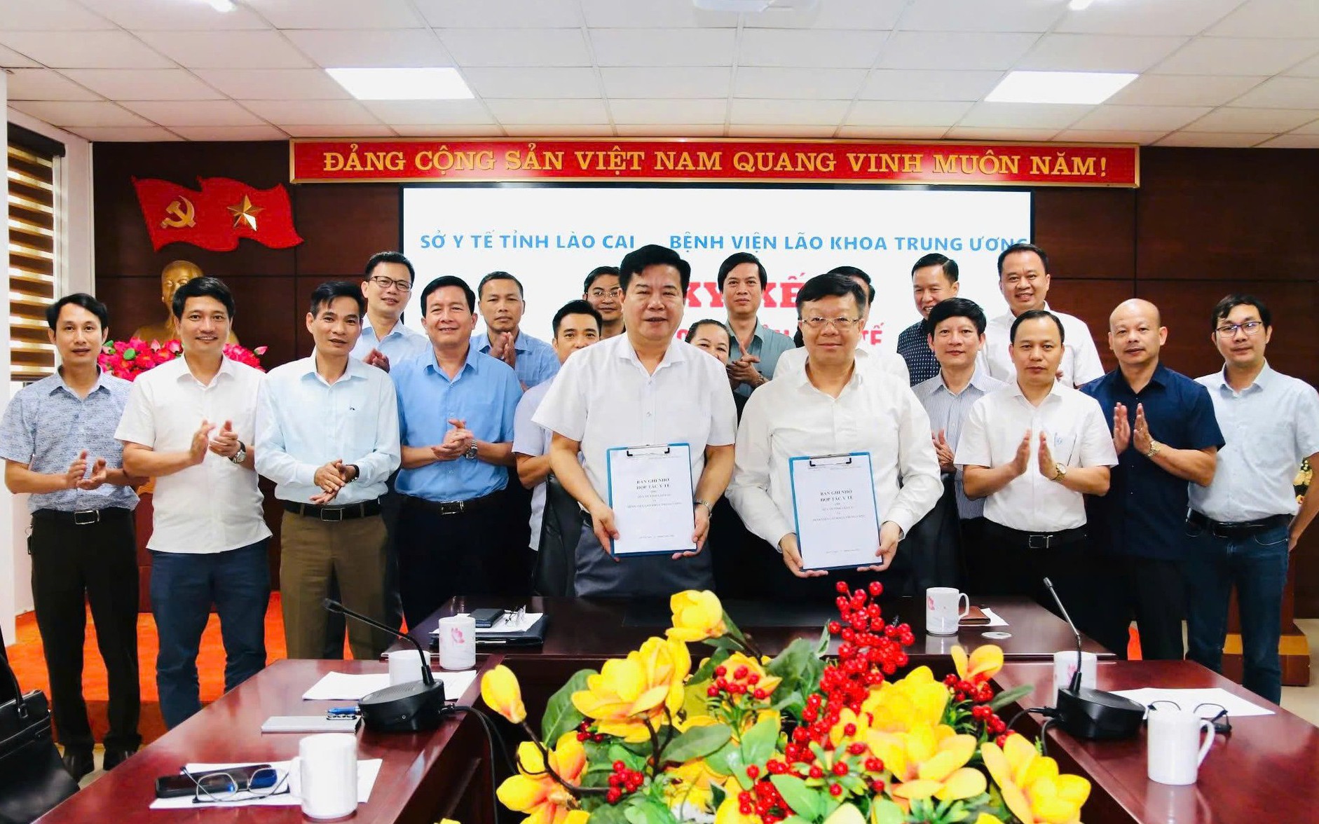 Thứ trưởng Trần Văn Thuấn: Bộ Y tế đồng hành cùng Lào Cai xây dựng Bệnh viện Đa khoa số 1 thành bệnh viện vùng- Ảnh 3. Bệnh viện Lão khoa Trung ương ký kết hợp tác toàn diện với Sở Y tế Lào Cai