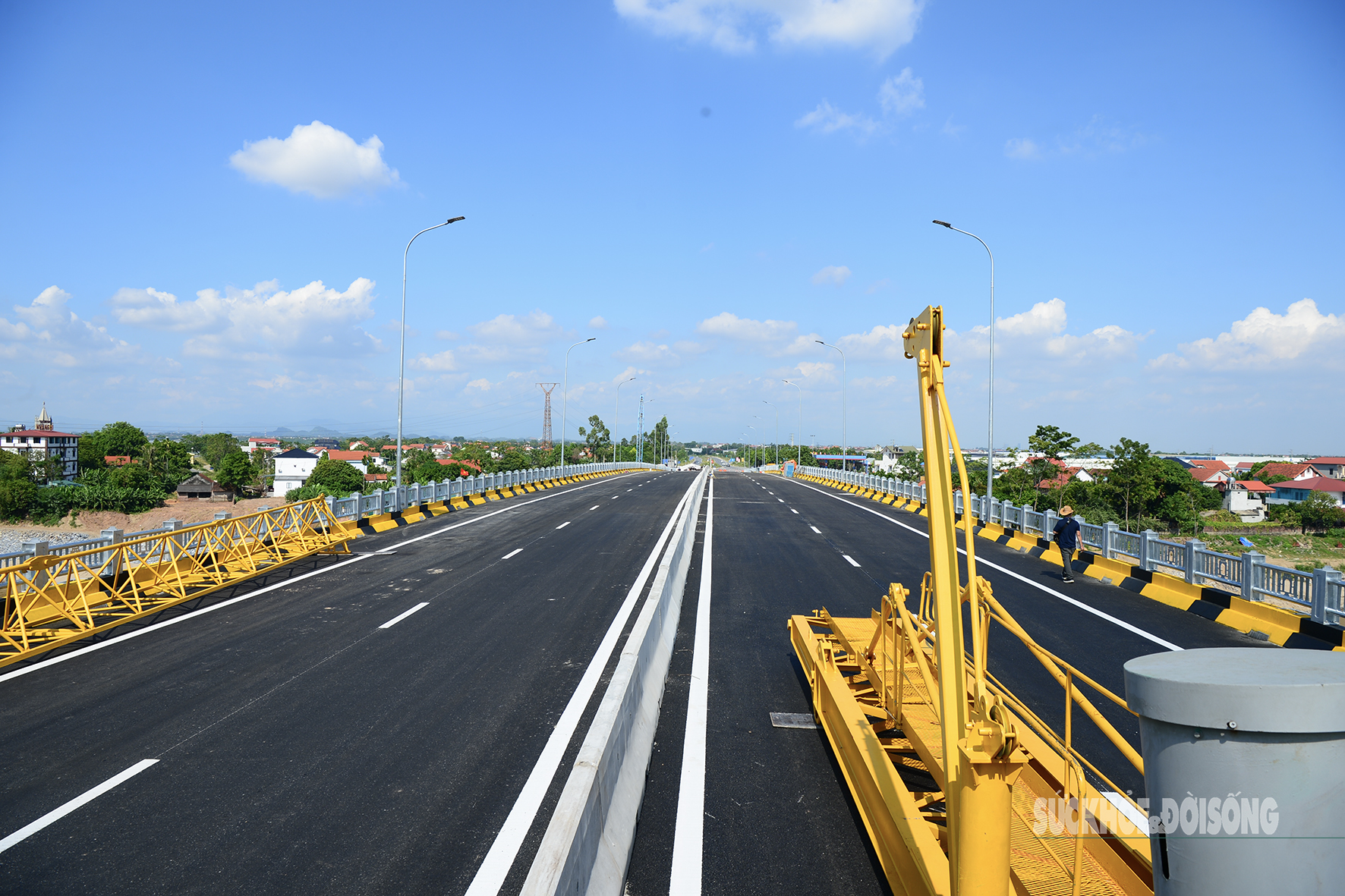 Cầu Phong Châu mới nối đôi bờ sông Hồng trước ngày khánh thành- Ảnh 1.