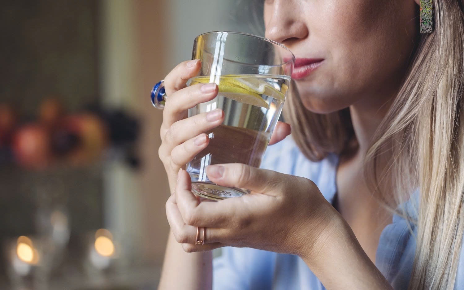 Uống nước chanh ấm buổi sáng có giúp thải độc và làm sáng da?
