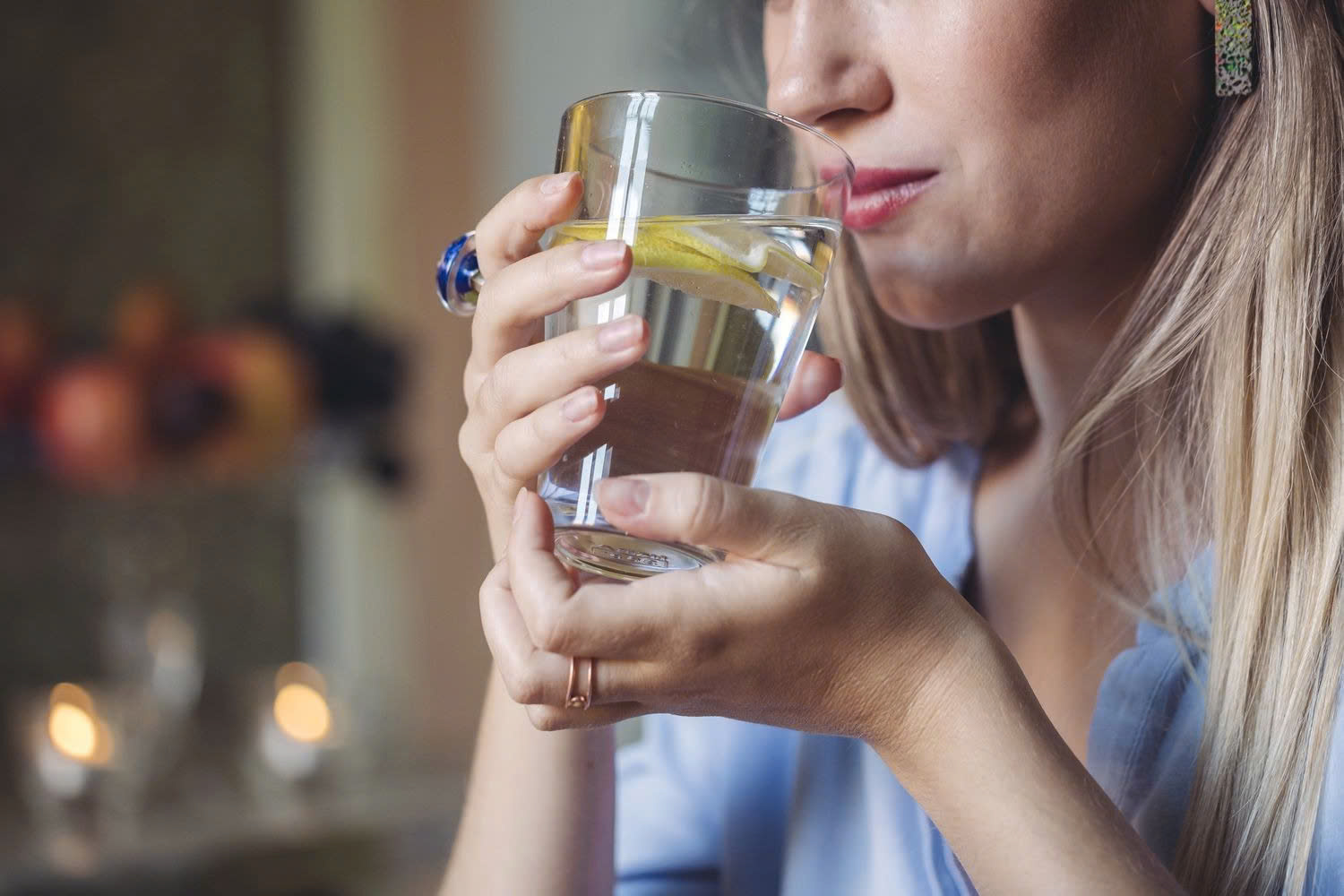 Uống nước chanh ấm buổi sáng có giúp thải độc và làm sáng da?- Ảnh 2.