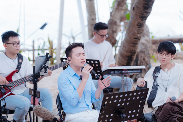 Phan Mạnh Quỳnh: 'Tôi viết nhạc bằng chính tâm hồn mình và những câu chuyện có thật'- Ảnh 1.
