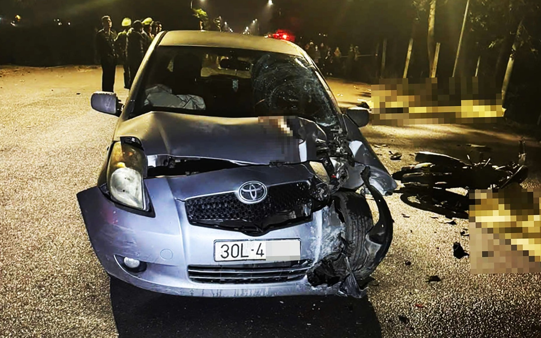 Mô tô phân khối lớn tông xe máy ở Hà Nội, 2 người bị thương nặng- Ảnh 1.