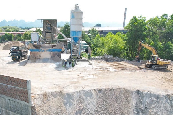 Khởi tố đối tượng đổ gần 17.700 tấn chất thải rắn trái phép ở Ninh Bình- Ảnh 1.