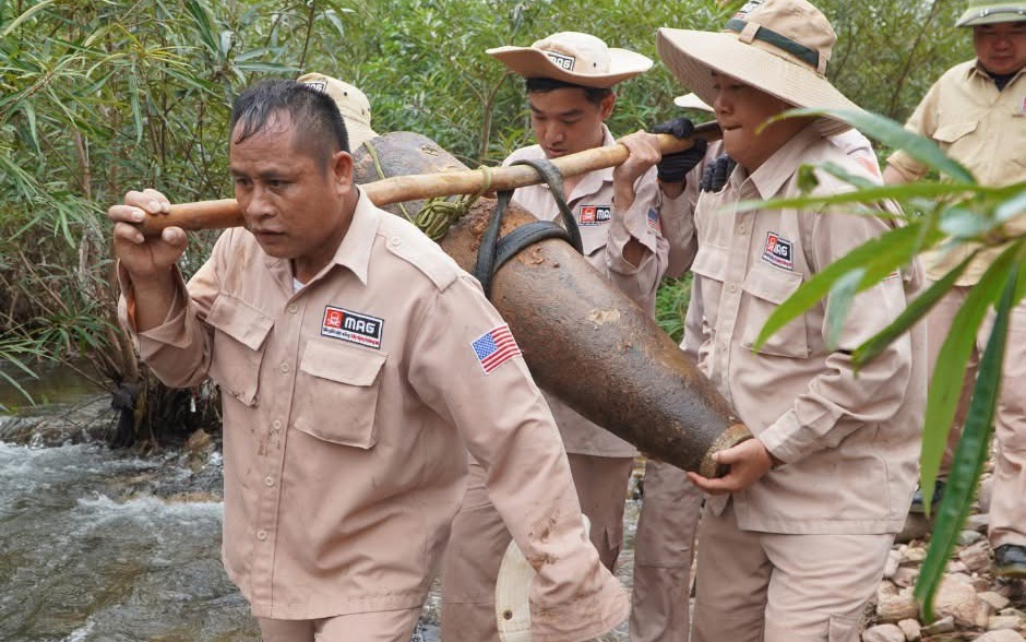 Người phụ nữ đi bắt cá phát hiện quả bom &quot;khủng&quot; bên suối