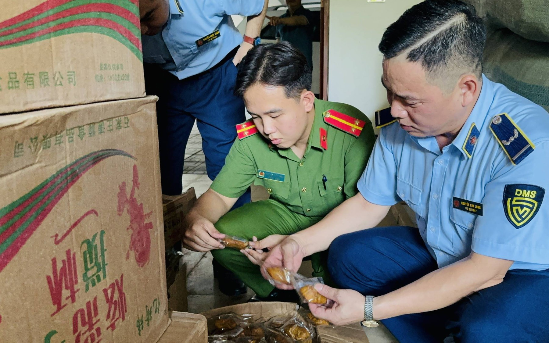 Thu giữ lượng lớn thuốc tây không rõ nguồn gốc trị giá hàng tỷ đồng- Ảnh 3. Thu giữ lô hàng hơn 6.000 sản phẩm bánh nướng, kẹo không rõ xuất xứ