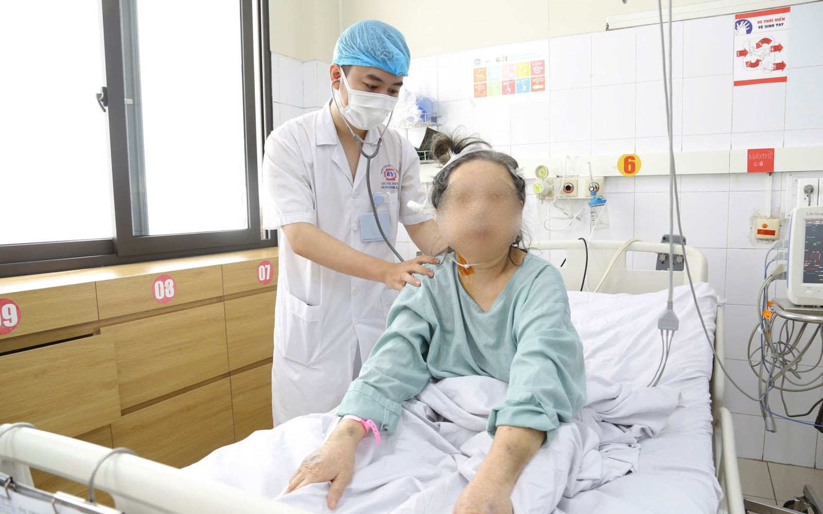 Bố mẹ quét chợ mưu sinh, con bị tim bẩm sinh không có tiền mổ, bác sĩ gọi tài trợ hồi sinh bé diệu kỳ - Ảnh 2.