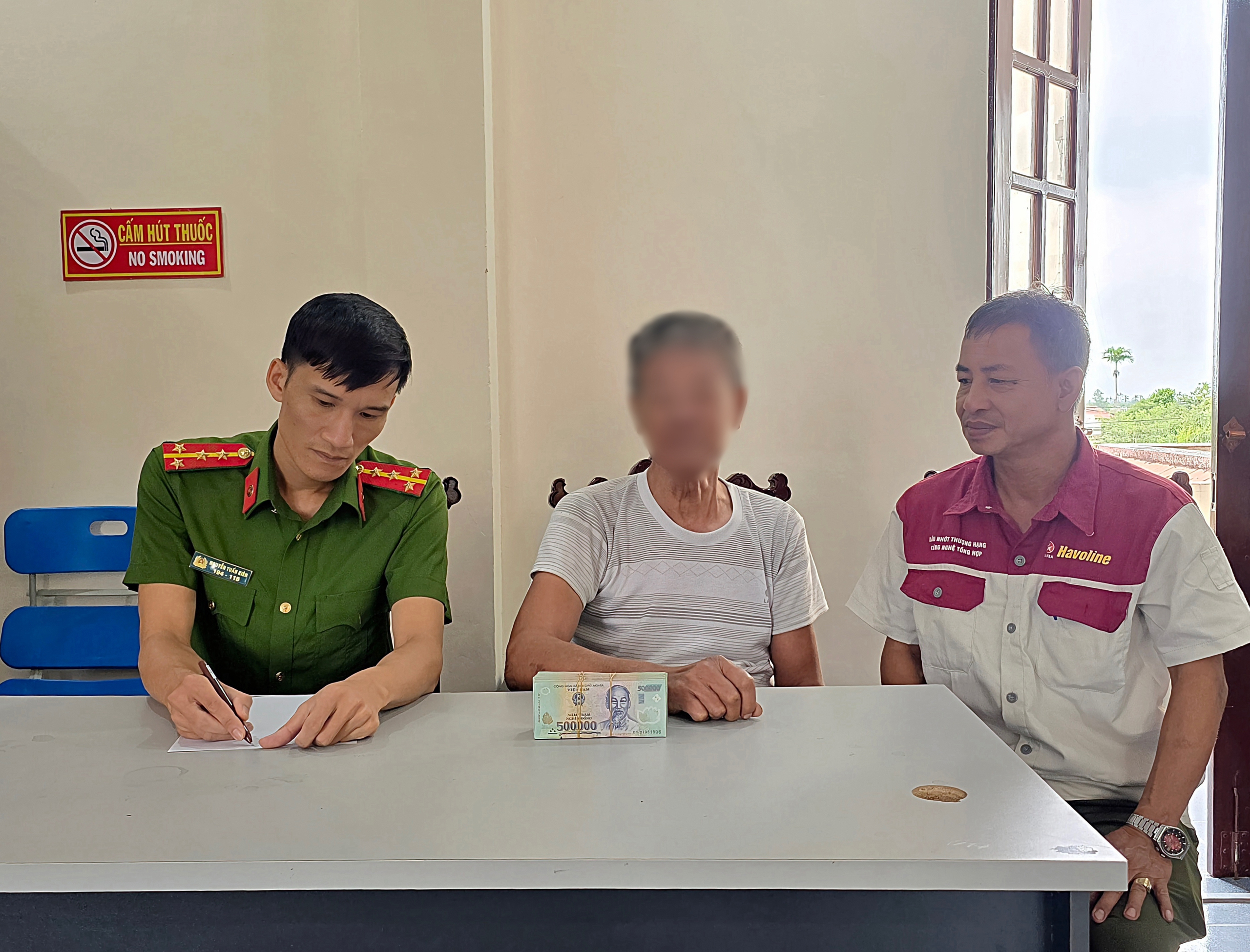 Suýt mất 250 triệu sau cuộc điện thoại giả danh công an- Ảnh 1.