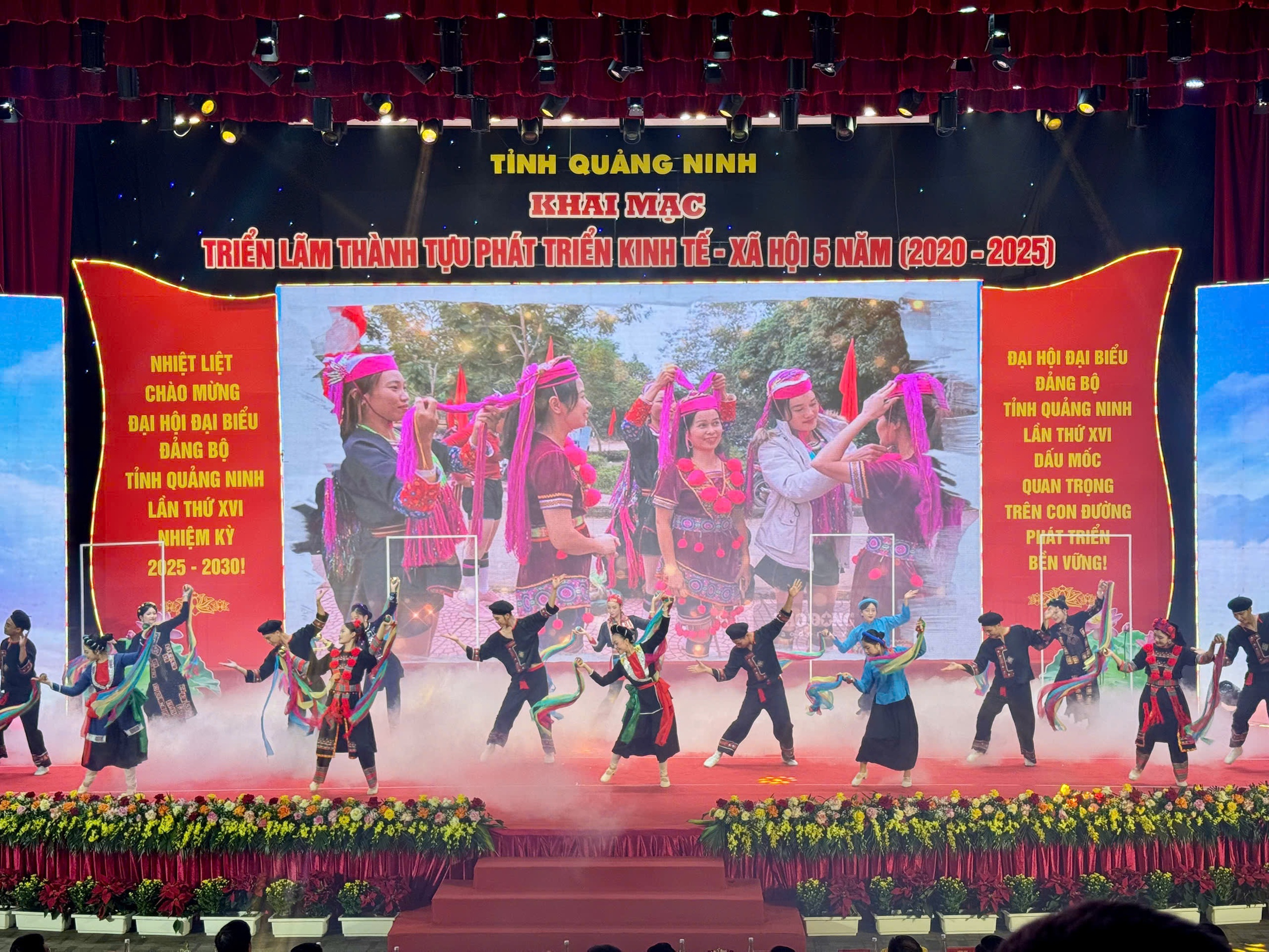 Khai mạc Triển lãm thành tựu phát triển kinh tế - xã hội tỉnh Quảng Ninh 5 năm- Ảnh 1.