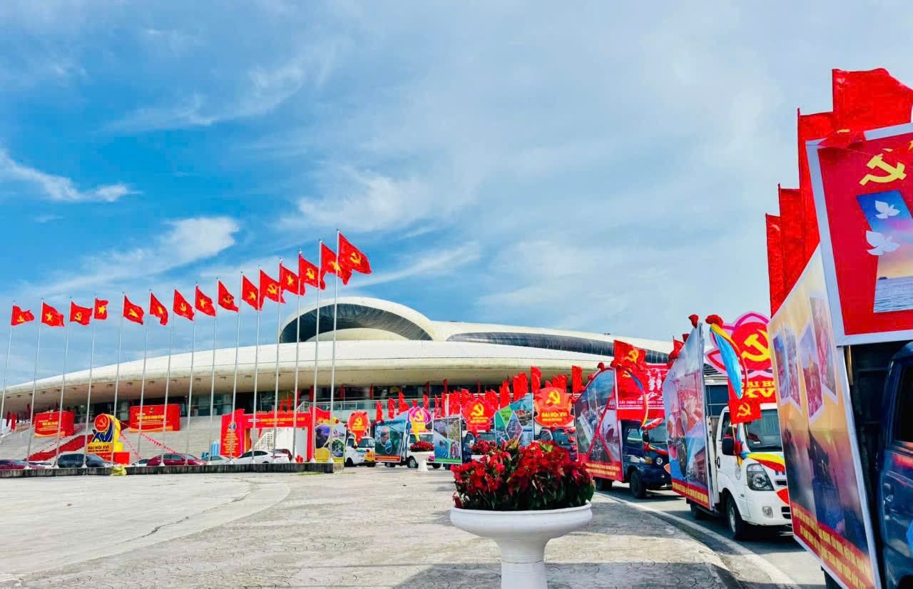 Khai mạc Triển lãm thành tựu phát triển kinh tế - xã hội tỉnh Quảng Ninh 5 năm- Ảnh 7.