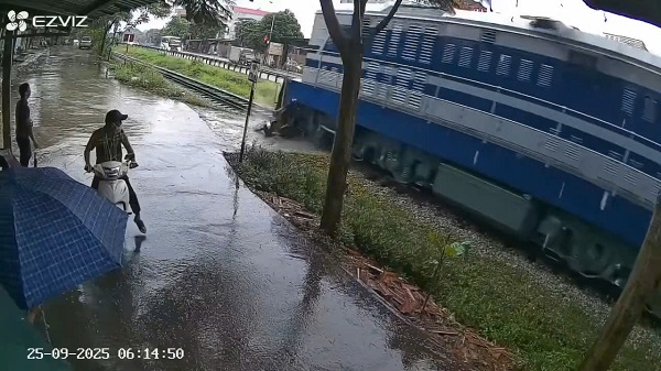 Video vụ tai nạn đường sắt khiến một phụ nữ bị thương nặng ở Bắc Ninh- Ảnh 1.