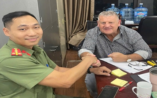 Hà Nội: Du khách Anh ngỡ ngàng khi được công an phường Bồ Đề giúp đỡ theo cách không ai ngờ