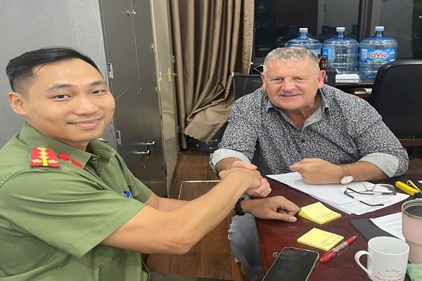 Hà Nội: Du khách Anh ngỡ ngàng khi được công an phường Bồ Đề giúp đỡ theo cách không ai ngờ- Ảnh 1.