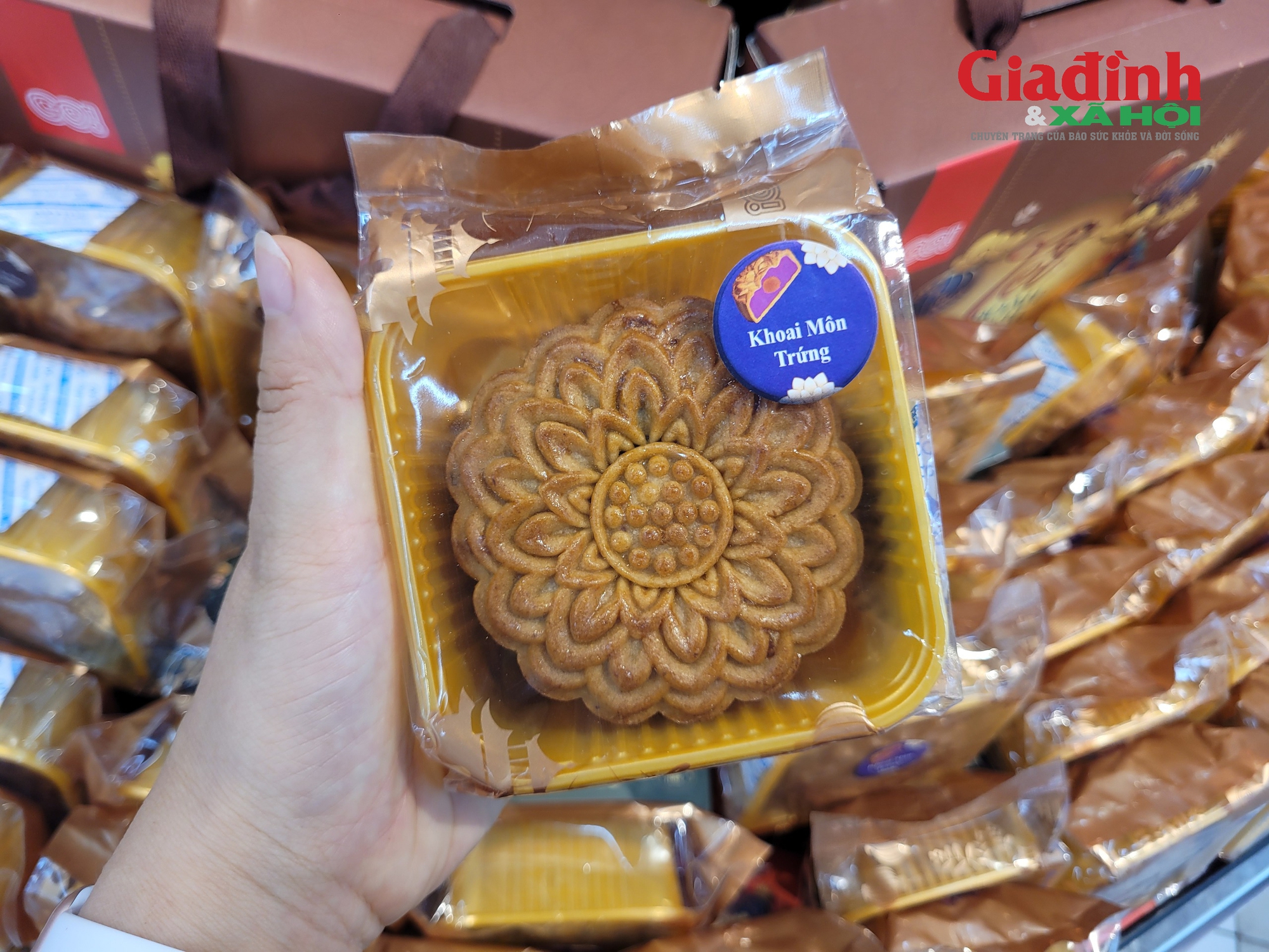 Đa dạng mẫu mã, hương vị nhưng quầy bánh Trung thu vẫn vắng vẻ- Ảnh 2.