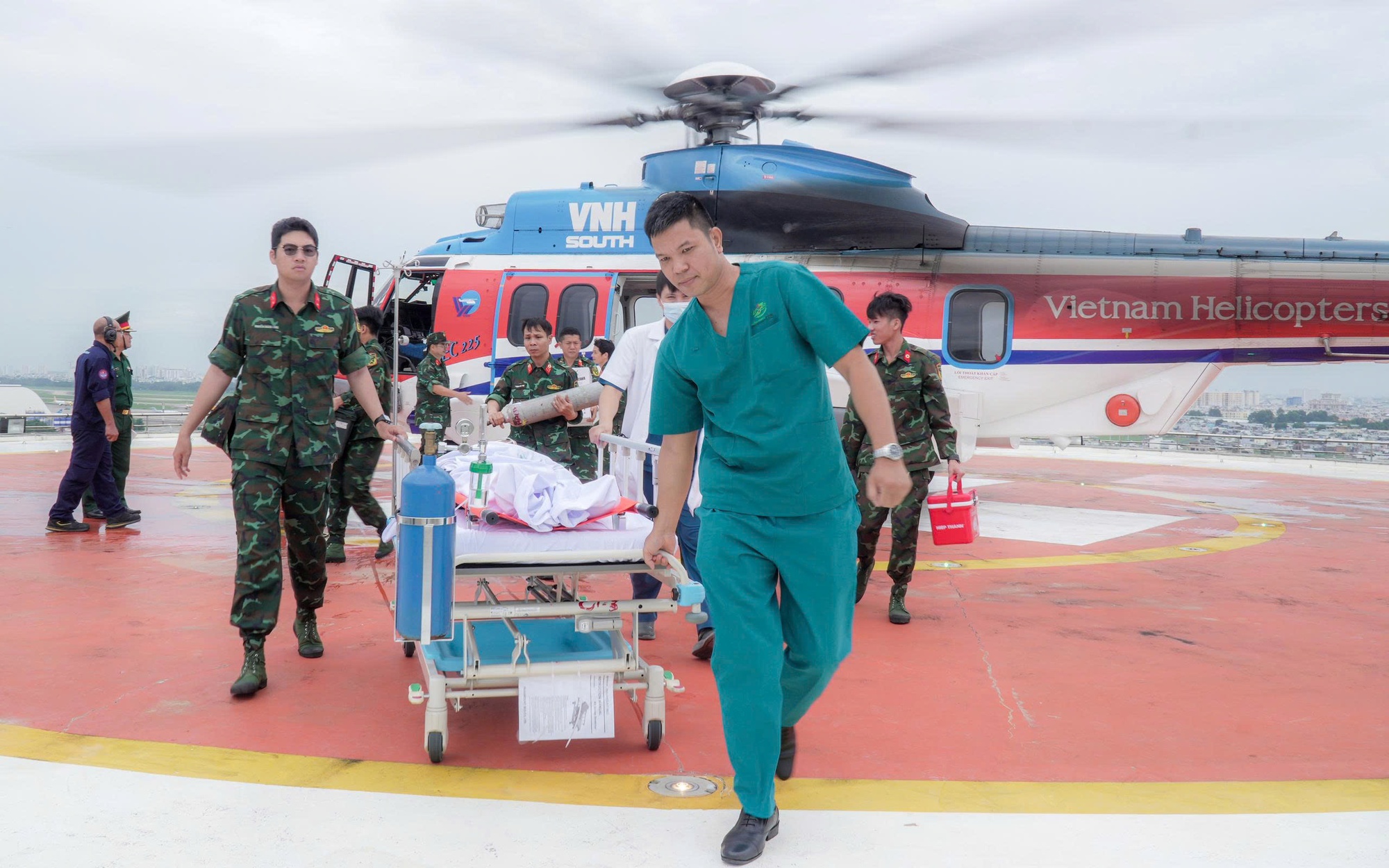 Trực thăng chở bác sĩ xuyên đêm đưa bệnh nhân đa chấn thương từ Trường Sa về đất liền