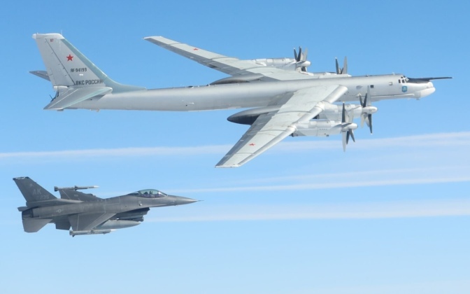Quốc gia NATO mua 18 máy bay tiêm kích F-16 với giá chỉ 1 euro- Ảnh 2. Máy bay ném bom Nga áp sát Alaska, F-16 Mỹ khẩn cấp xuất kích