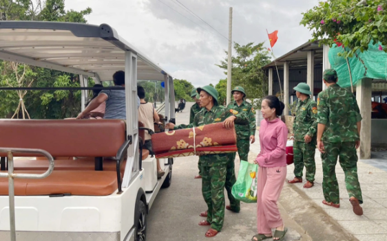 Tổ chức sơ tán những hộ dân ở khu vực nguy hiểm phòng chống bão số 10