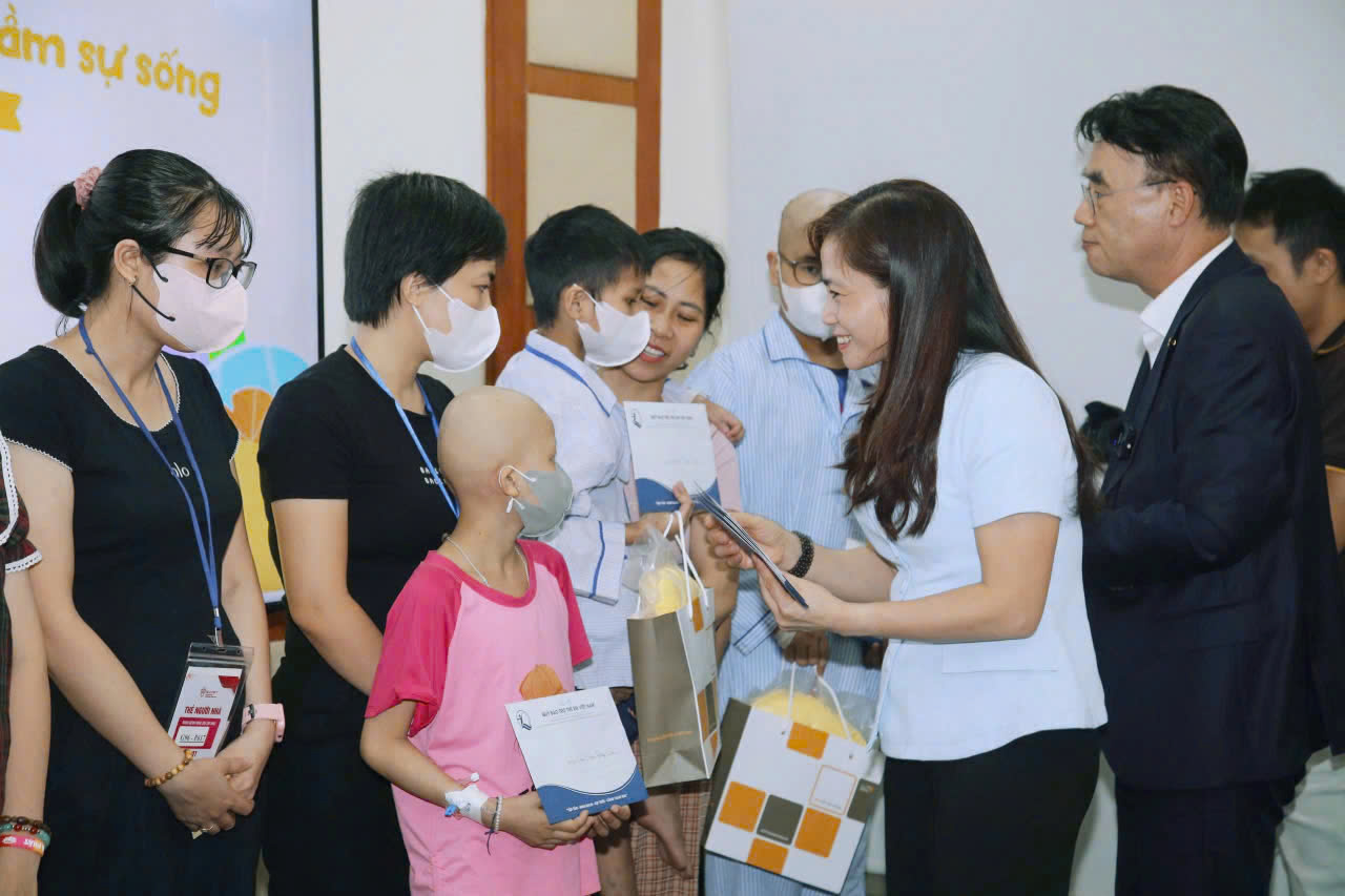 200 triệu đồng tặng thiết bị vui chơi, hỗ trợ trẻ mắc bệnh hiểm nghèo, hoàn cảnh khó khăn dịp Tết Trung thu- Ảnh 1.