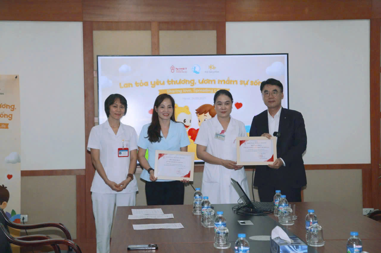 200 triệu đồng tặng thiết bị vui chơi, hỗ trợ trẻ mắc bệnh hiểm nghèo, hoàn cảnh khó khăn dịp Tết Trung thu- Ảnh 4.