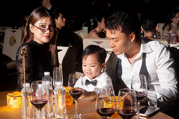 Hôn nhân đời thực của 'nam thần' VFC vừa vào vai cơ trưởng bản lĩnh trong 'Tử chiến trên không'- Ảnh 5.