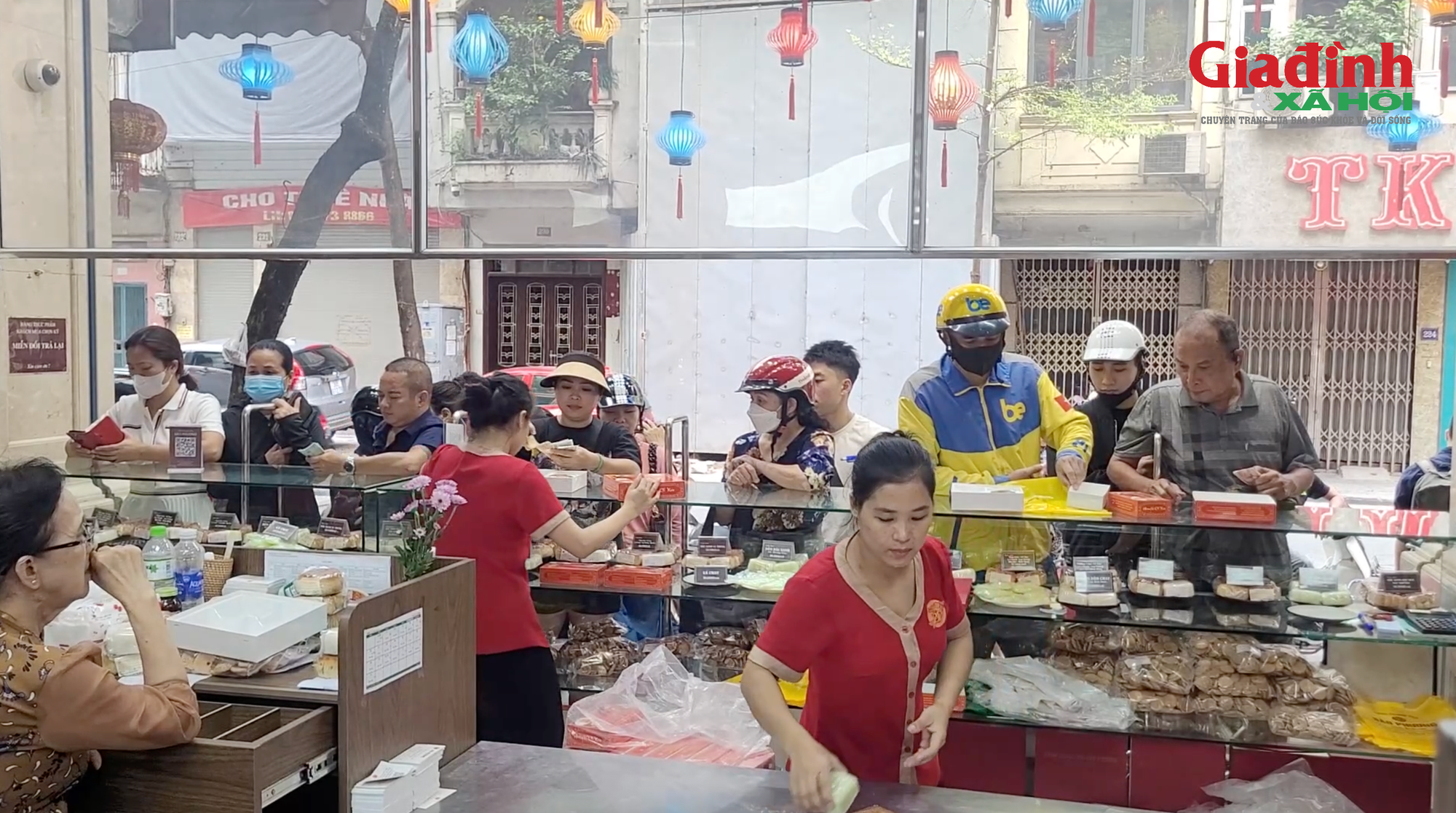 Hà Nội: Người dân xếp hàng chờ mua bánh trung thu truyền thống, có hạn sử dụng ngắn ngày- Ảnh 2.