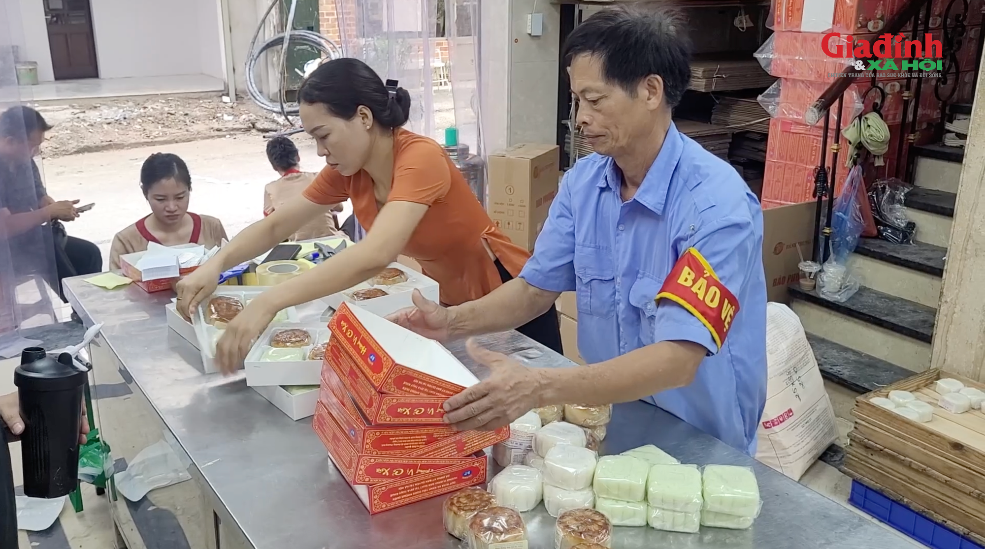 Hà Nội: Người dân xếp hàng chờ mua bánh trung thu truyền thống, có hạn sử dụng ngắn ngày- Ảnh 3.