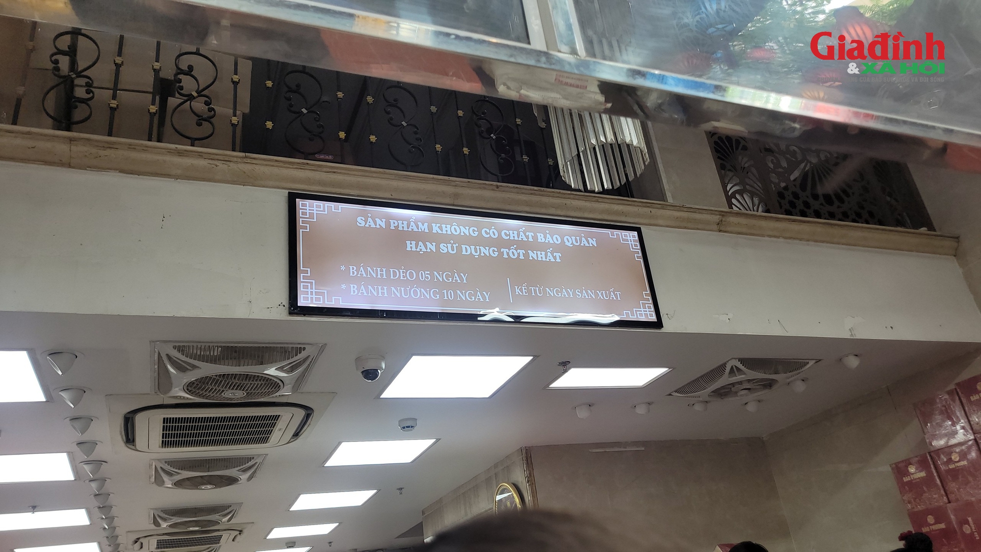 Hà Nội: Người dân xếp hàng chờ mua bánh trung thu truyền thống, có hạn sử dụng ngắn ngày- Ảnh 4.
