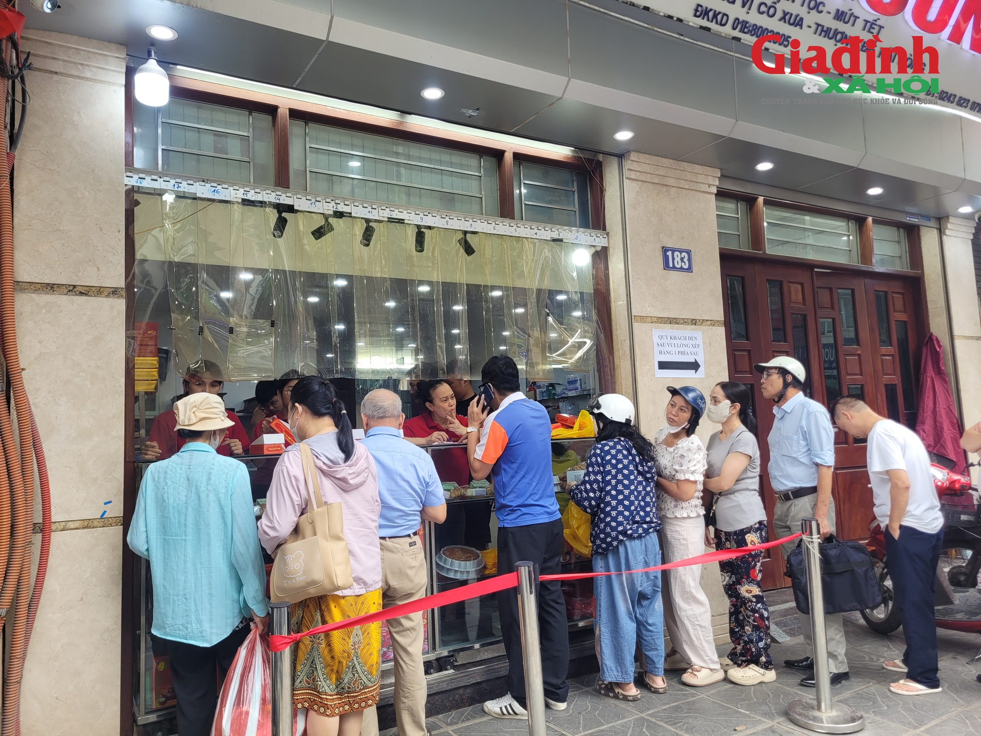 Hà Nội: Người dân xếp hàng chờ mua bánh trung thu truyền thống, có hạn sử dụng ngắn ngày- Ảnh 1.