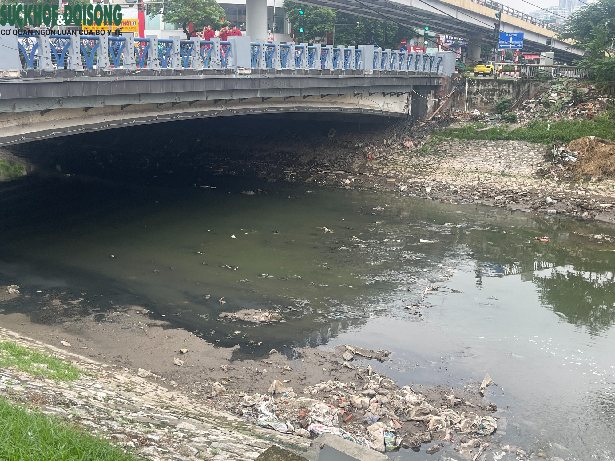 Vì sao nhiều đoạn sông Tô Lịch bất ngờ cạn trơ đáy?- Ảnh 3.