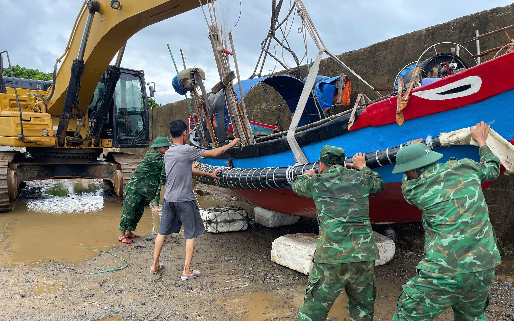 Mưa xối xả gây ngập nặng nhiều tuyến đường ở Quảng Trị- Ảnh 11.