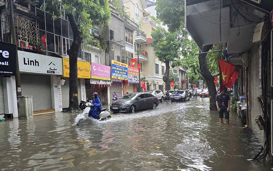 Một người phụ nữ bị nước cuốn mất tích khi ra bến xe về quê- Ảnh 2.