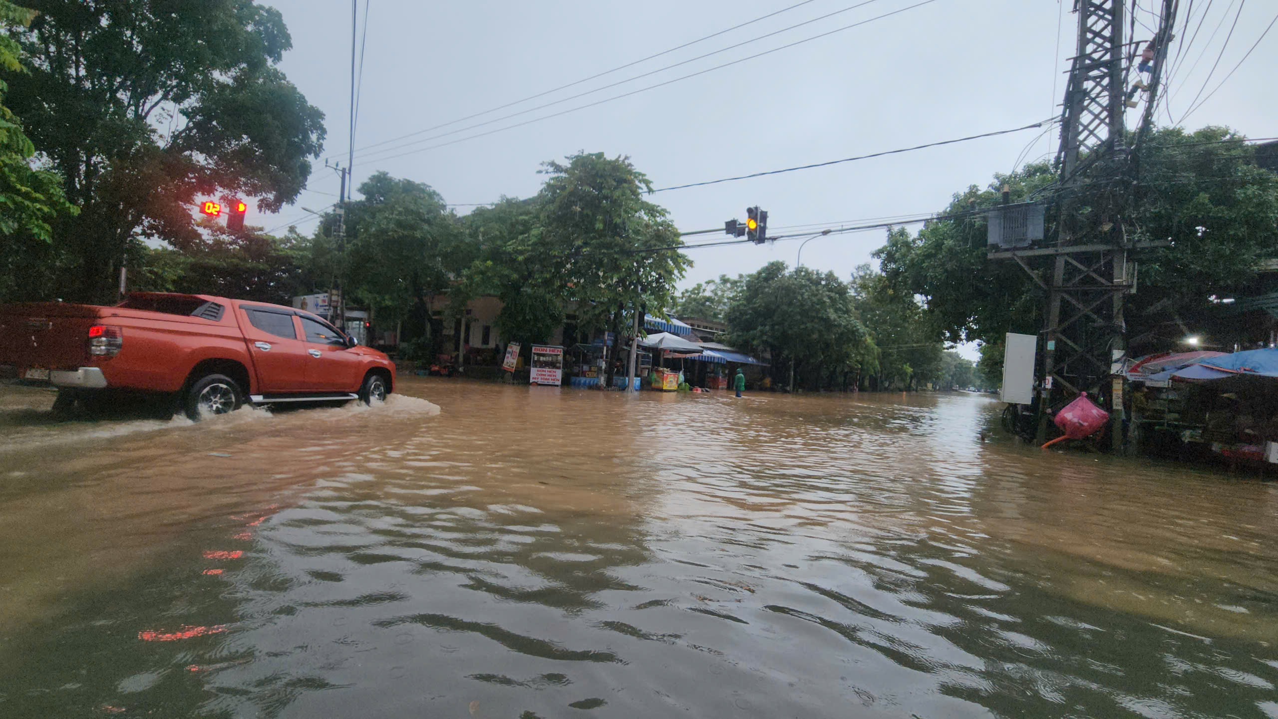 Mưa xối xả gây ngập nặng nhiều tuyến đường ở Quảng Trị- Ảnh 10. Mưa xối xả gây ngập nặng nhiều tuyến đường ở Quảng Trị- Ảnh 10.