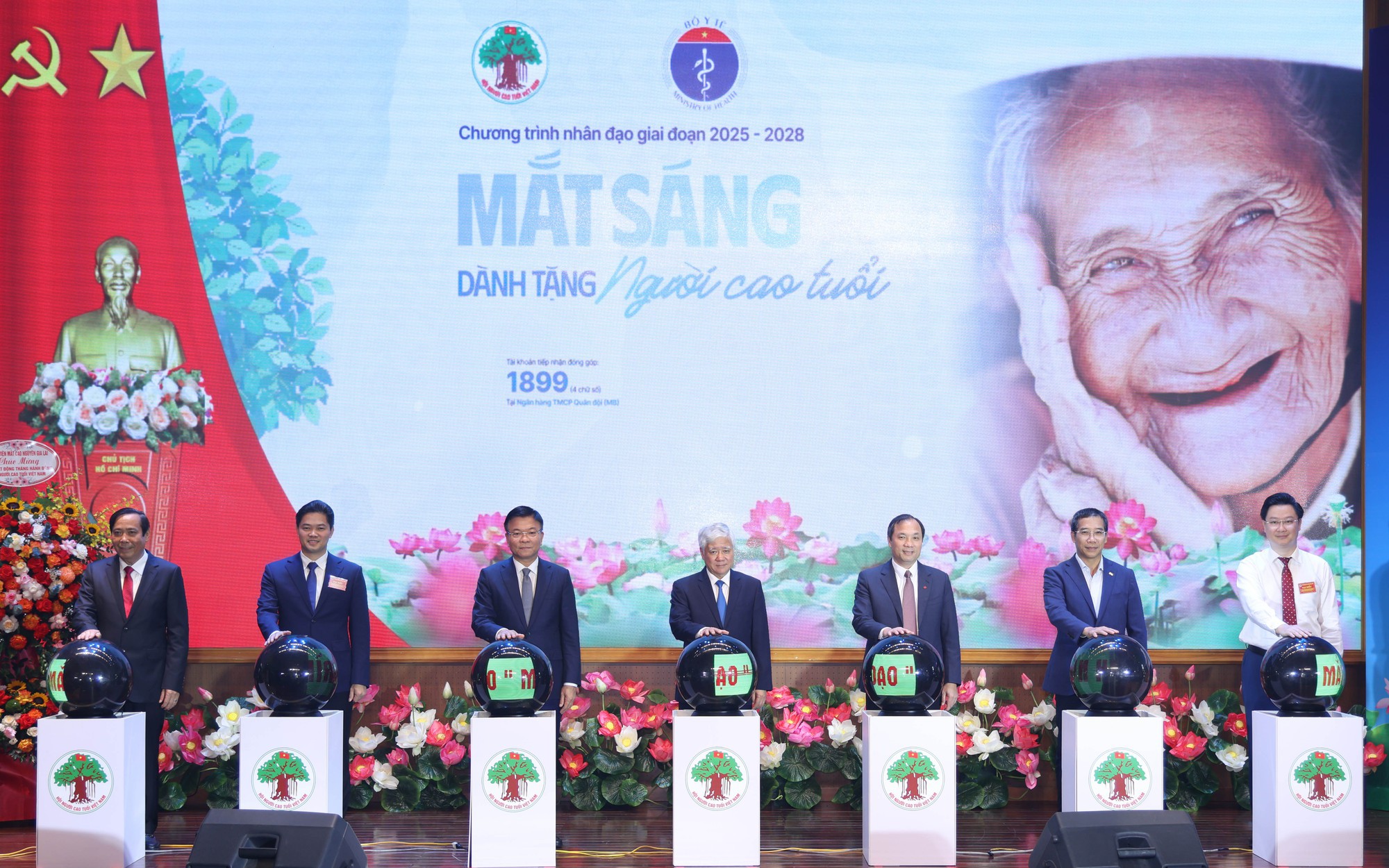 Phát động Tháng hành động vì người cao tuổi và Chương trình &quot;Mắt sáng cho người cao tuổi&quot;