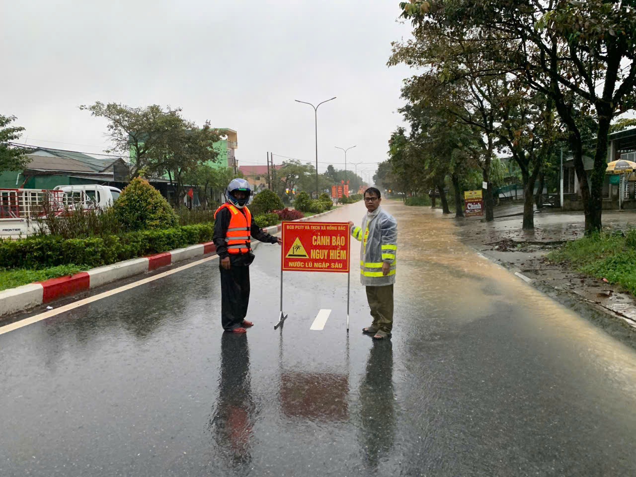 Quân đội, công an dầm mình trong mưa lũ di dời dân, ứng phó bão số 10- Ảnh 1.