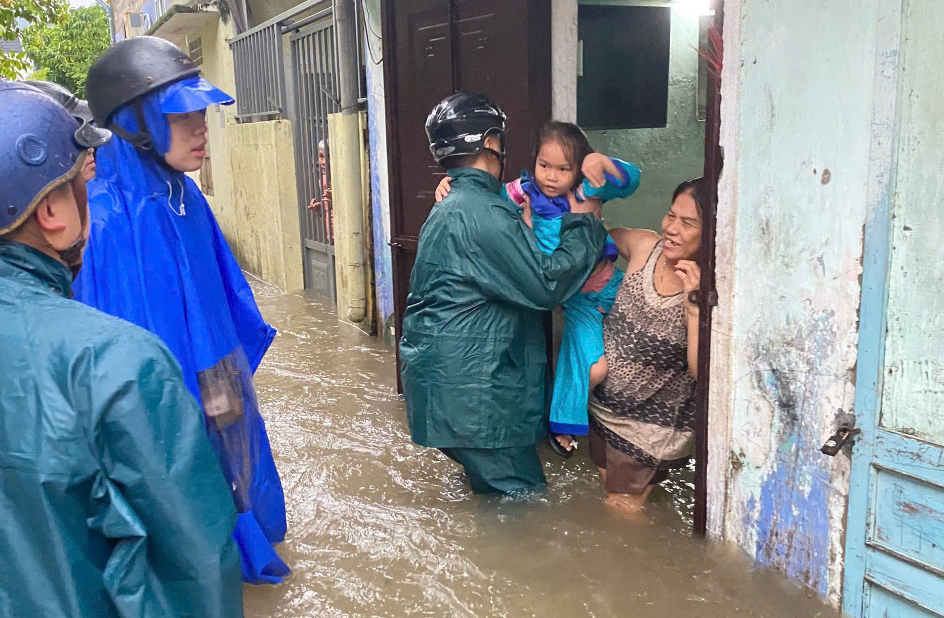 Quân đội, công an dầm mình trong mưa lũ di dời dân, ứng phó bão số 10- Ảnh 7.