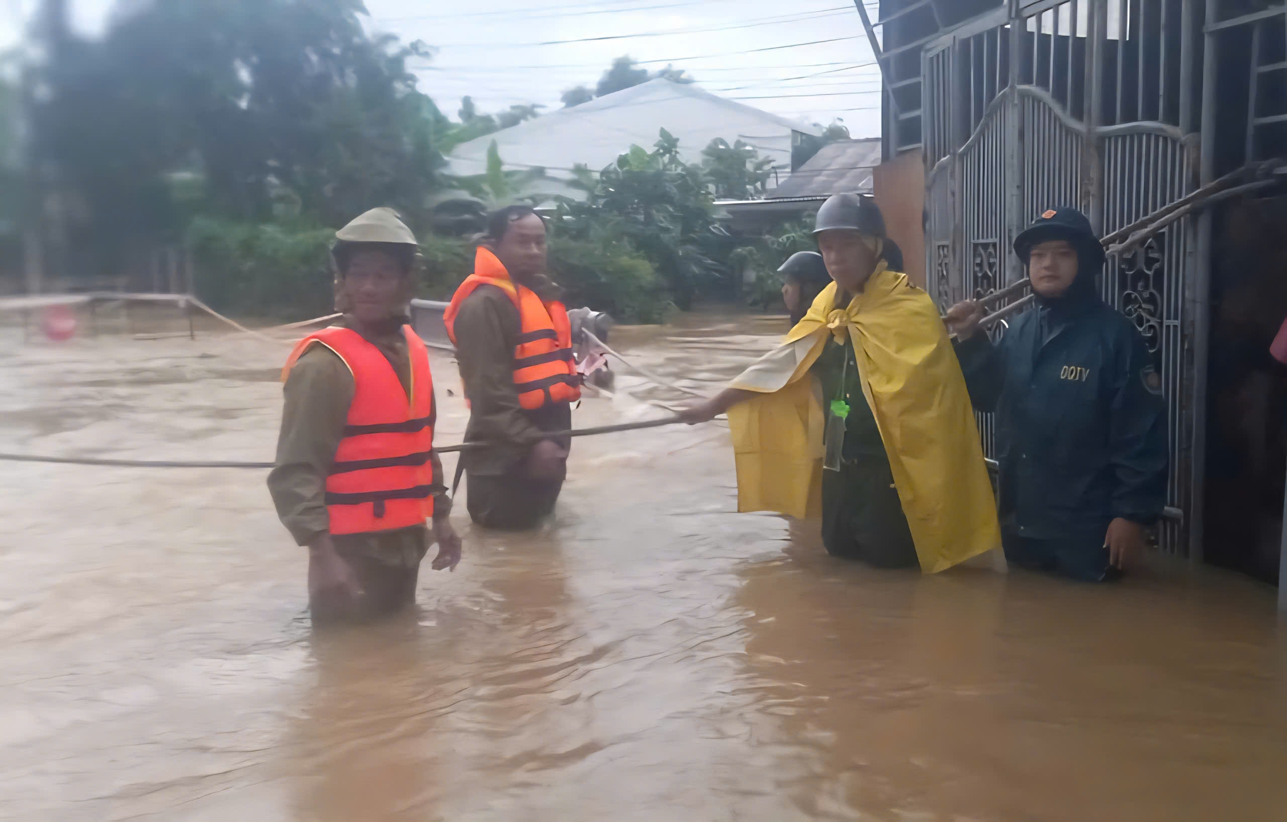 Quân đội, công an dầm mình trong mưa lũ di dời dân, ứng phó bão số 10- Ảnh 3.