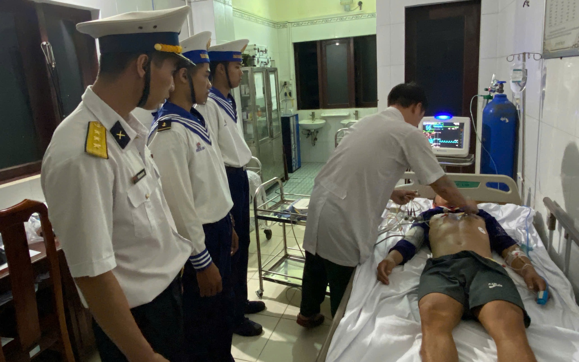 Bệnh xá đảo Trường Sa cấp cứu ngư dân bị chấn thương cột sống, phù tủy cổ