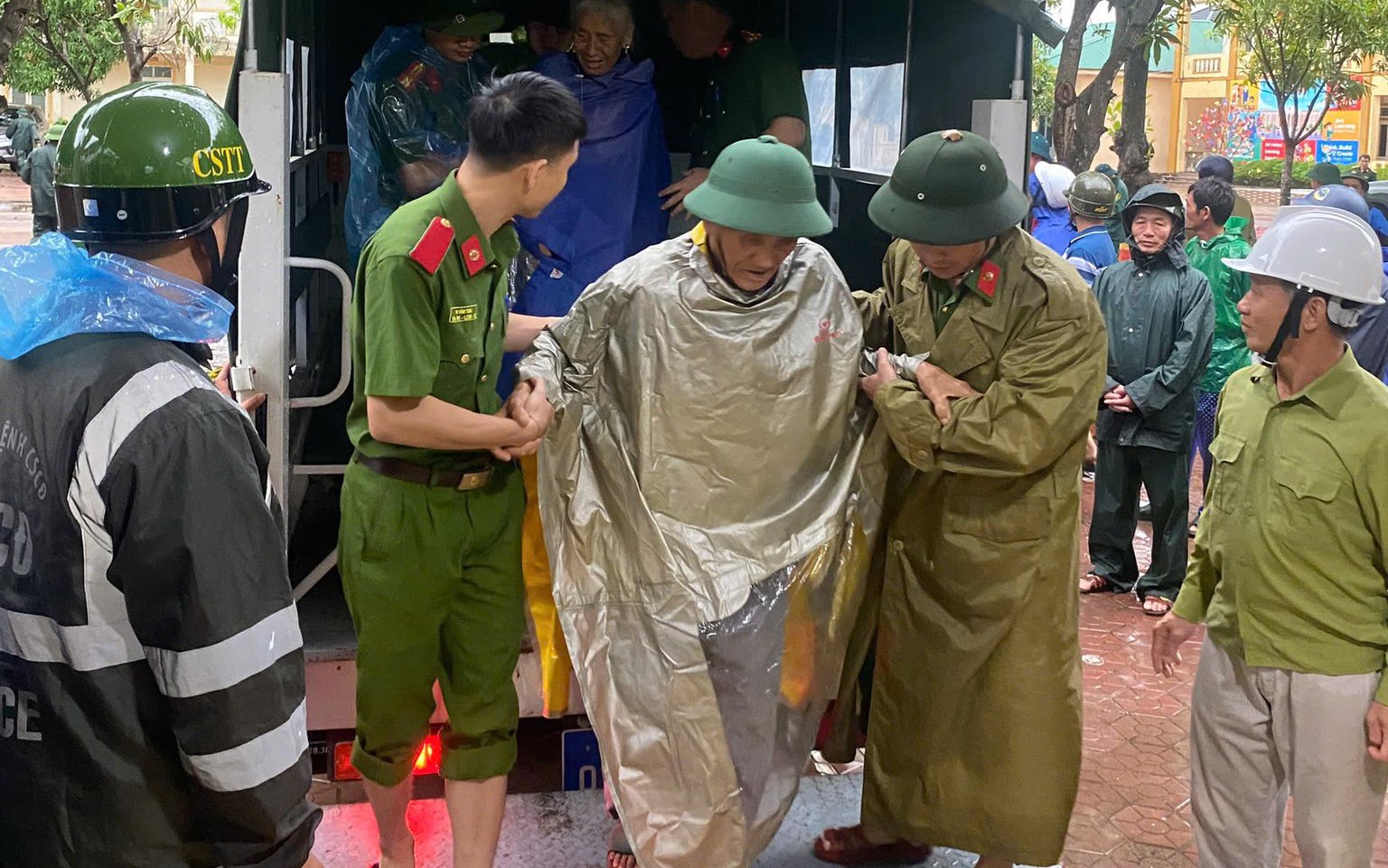 Bão số 10 bắt đầu gây mưa lớn, gió mạnh tại đảo Cồn Cỏ và nhiều địa phương ven biển- Ảnh 13.