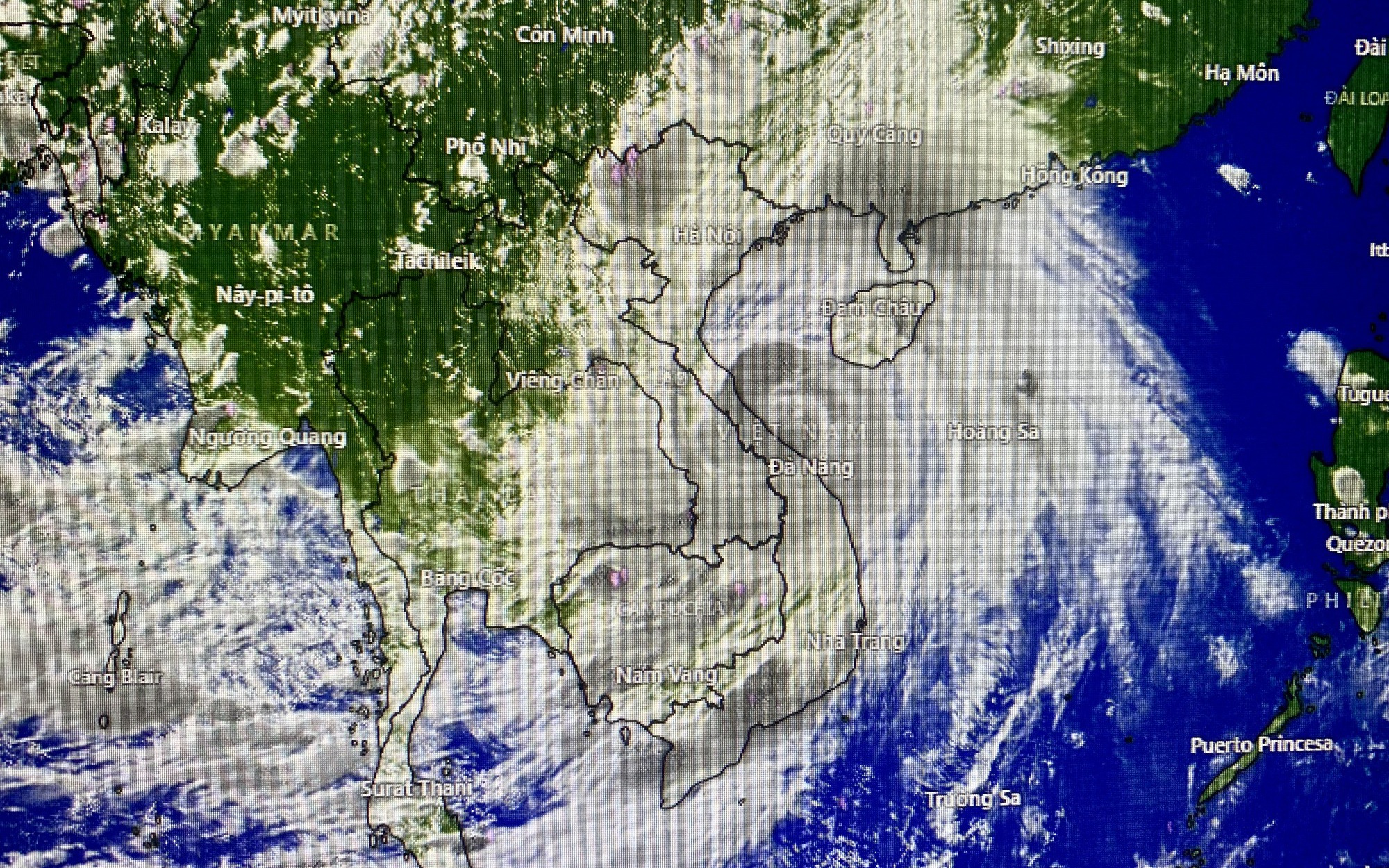 Áp dụng kiểm soát an ninh hàng không cấp độ 1 tại 3 sân bay từ ngày 20/10- Ảnh 1. Bão số 10: Hàng không hủy hàng chục chuyến, đường sắt sạt lở hầm, 3 ngư dân mất tích