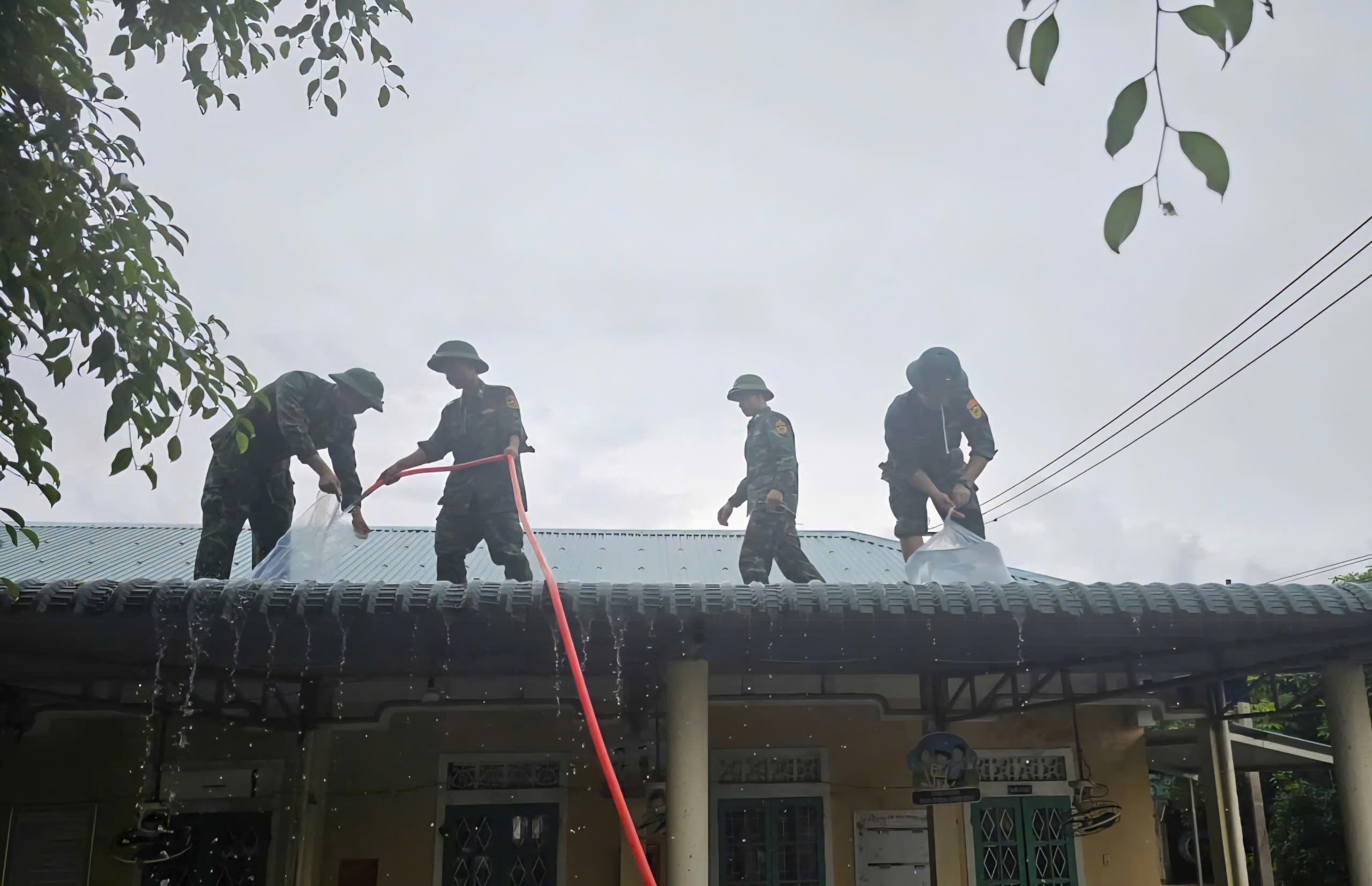 Bão số 10 bắt đầu gây mưa lớn, gió mạnh tại đảo Cồn Cỏ và nhiều địa phương ven biển- Ảnh 7.