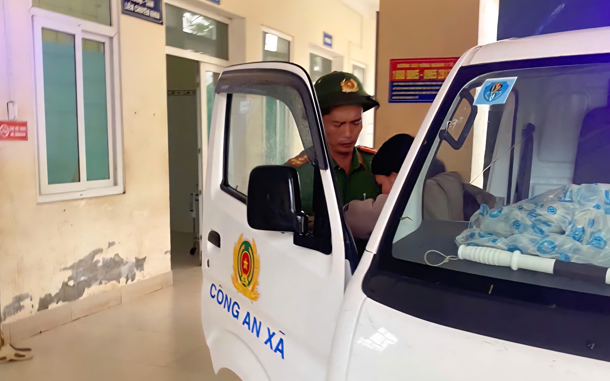 Công an xã dùng xe chuyên dụng đưa 2 sản phụ vượt mưa lũ đi sinh