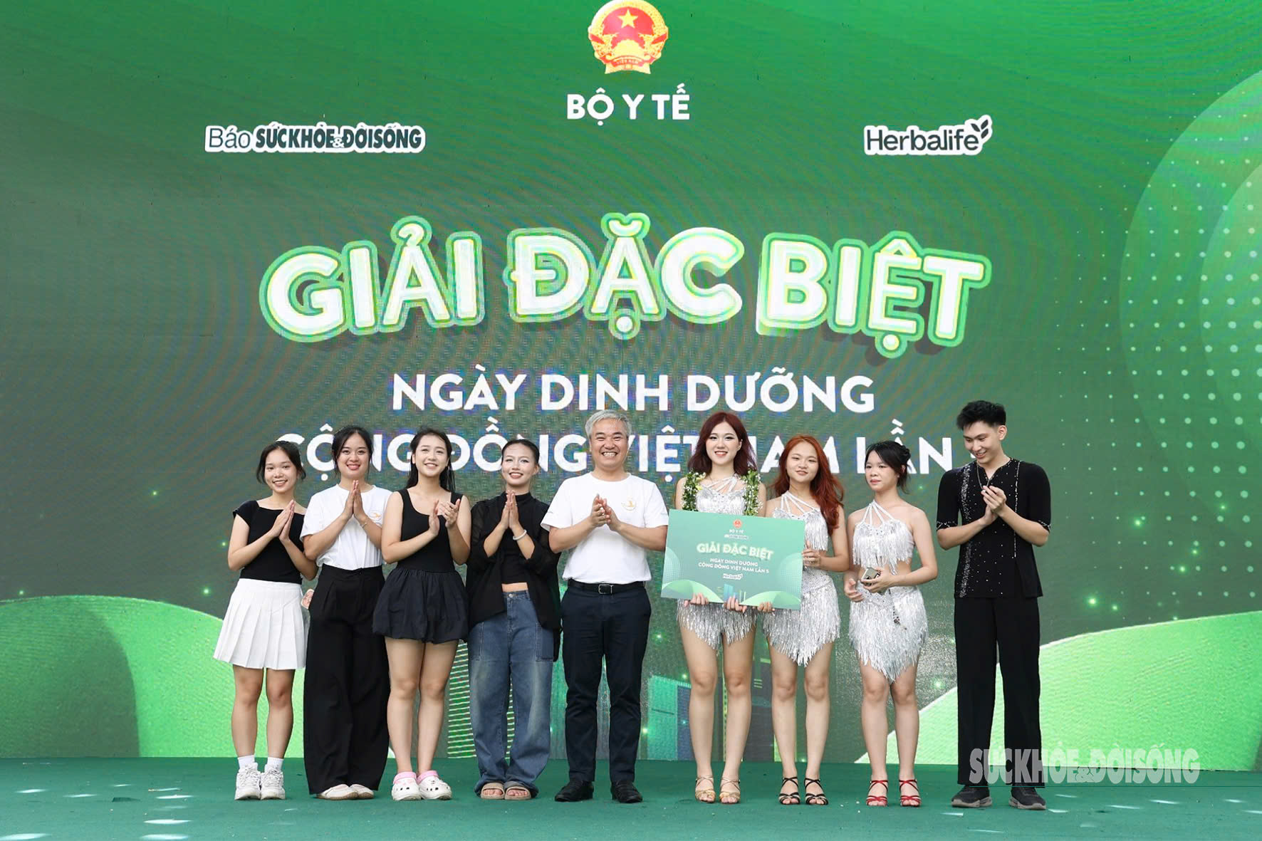 Khoảnh khắc trao giải Ngày Dinh dưỡng cộng đồng Việt Nam lần 5- Ảnh 1.