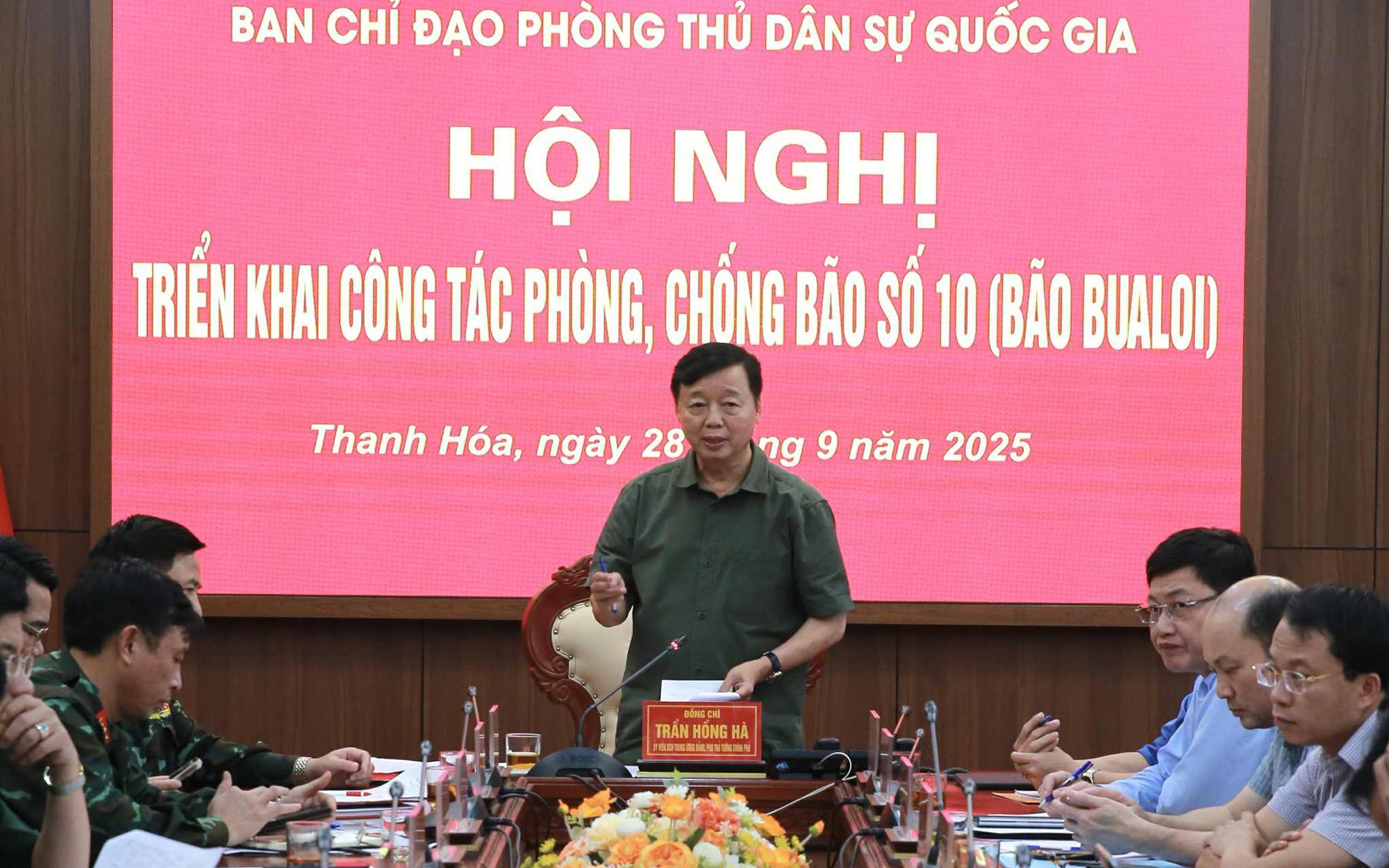 Video công an dầm mình trong nước lũ tìm xe máy cùng hàng hoá giúp nam shipper- Ảnh 3.