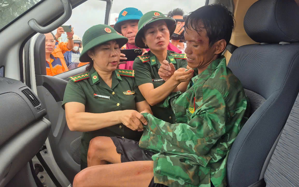 Cứu 8 thuyền viên trên 2 tàu cá gặp nạn khi vào bờ tránh bão