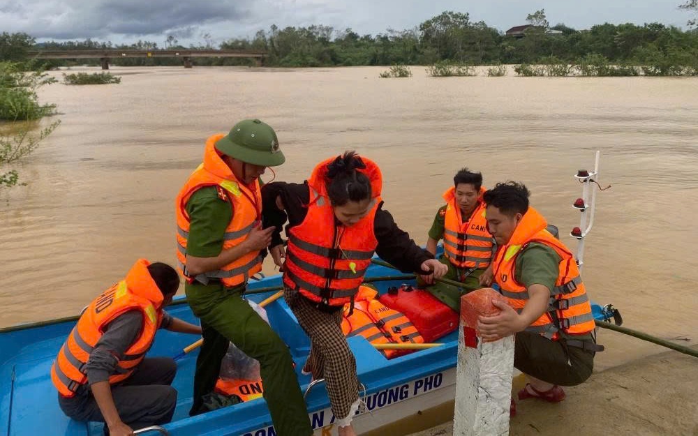 LIVE: Bão số 10 làm 11 người thiệt mạng, 33 người bị thương, thiệt hại nặng về tài sản