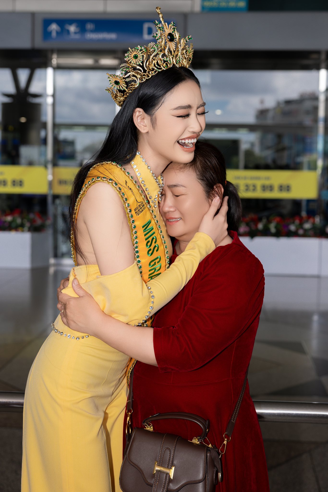 Bố mẹ Hoa hậu Yến Nhi gây chú ý tại sân bay- Ảnh 7.