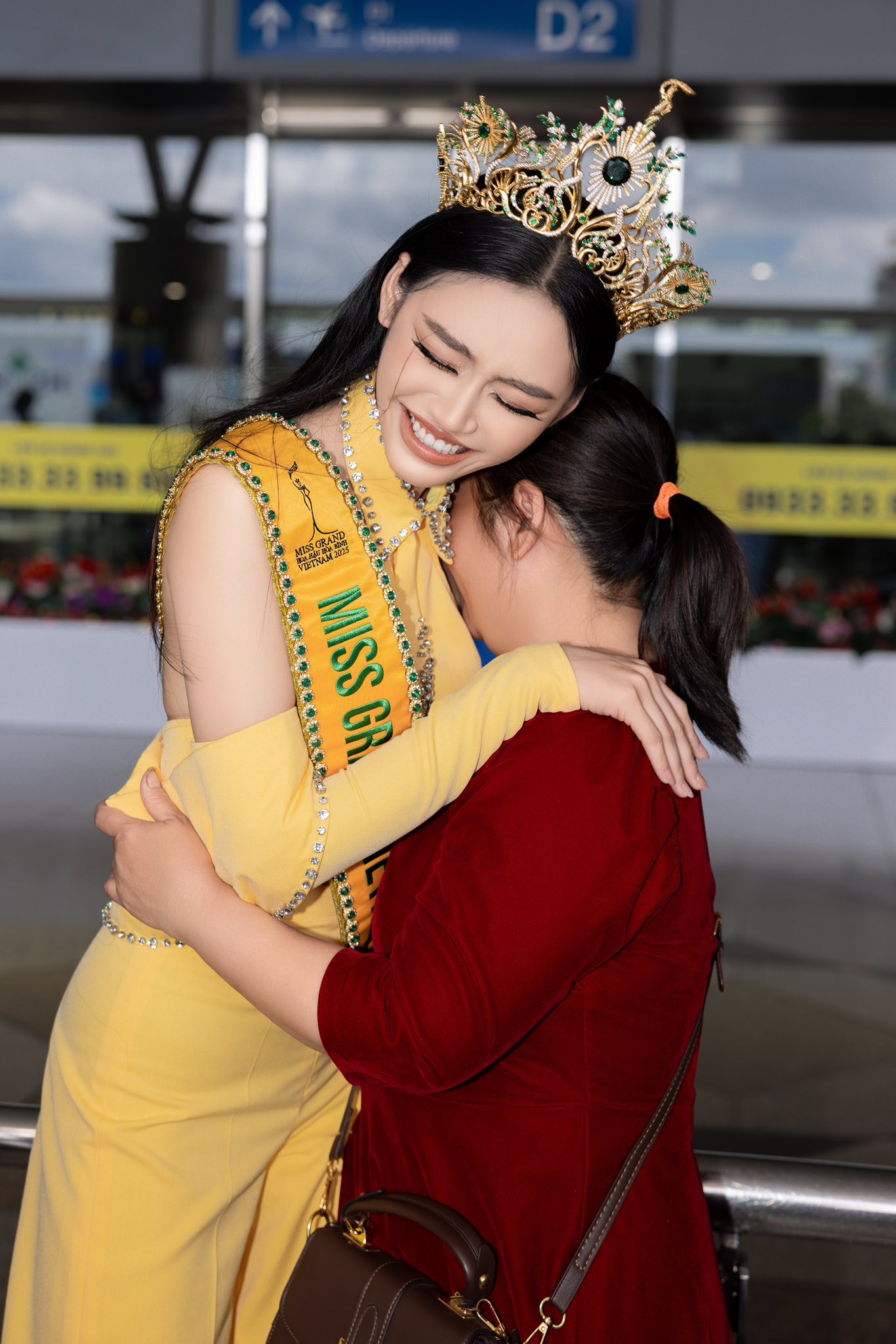 Bố mẹ Hoa hậu Yến Nhi gây chú ý tại sân bay- Ảnh 6.