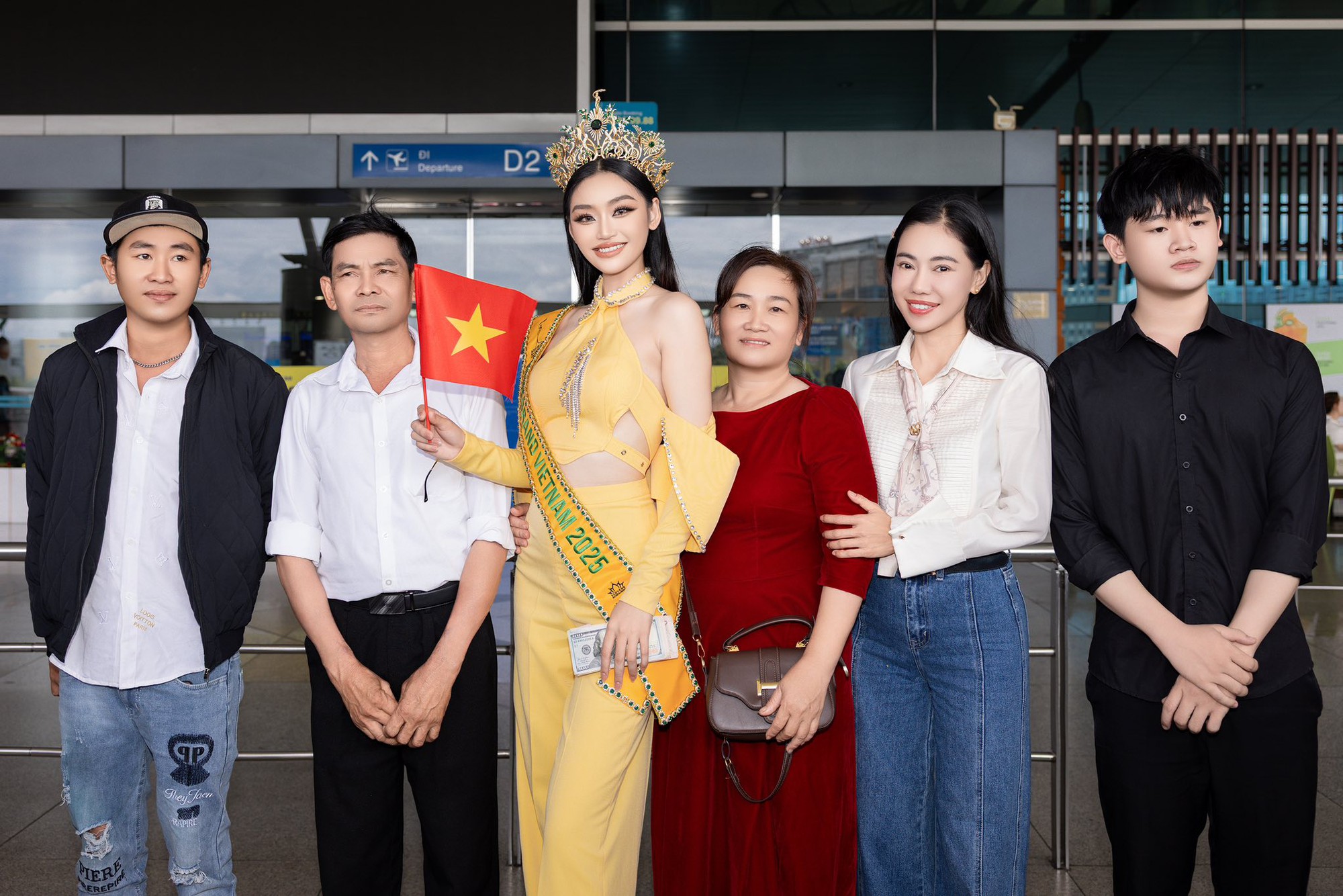 Bố mẹ Hoa hậu Yến Nhi gây chú ý tại sân bay- Ảnh 8.