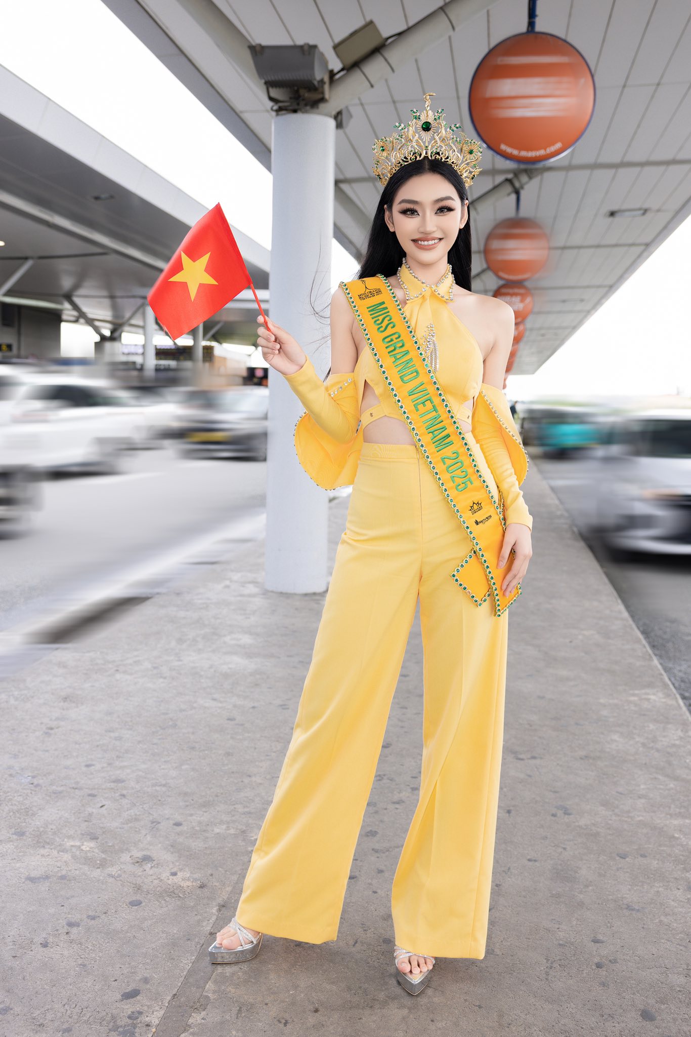 Bố mẹ Hoa hậu Yến Nhi gây chú ý tại sân bay- Ảnh 3.