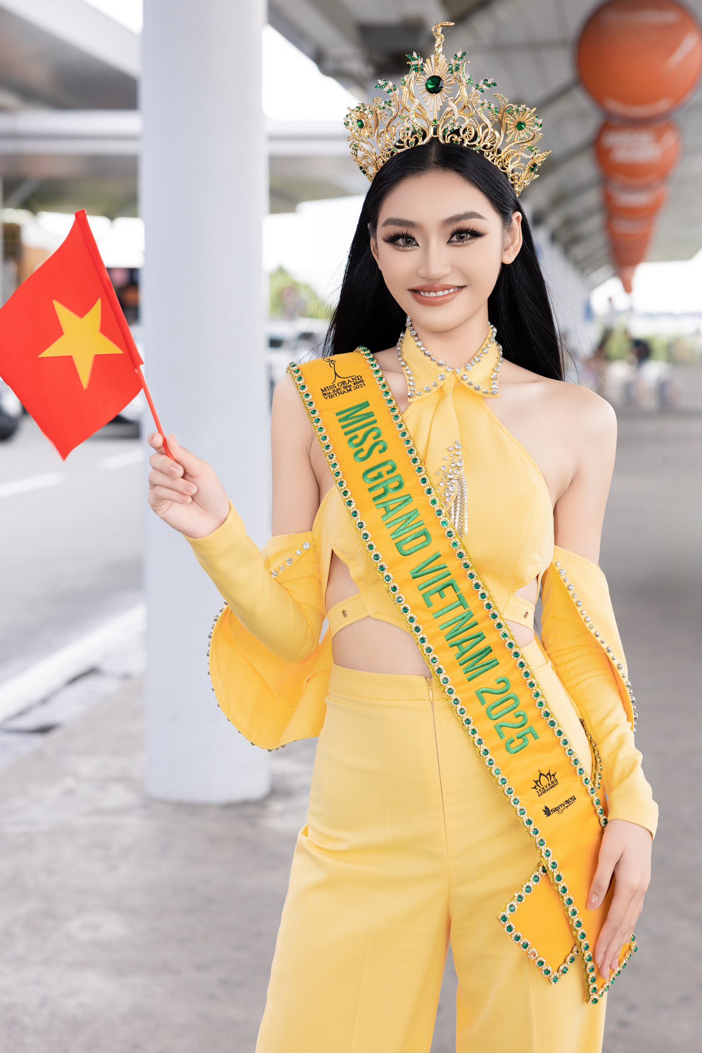 Bố mẹ Hoa hậu Yến Nhi gây chú ý tại sân bay- Ảnh 2.