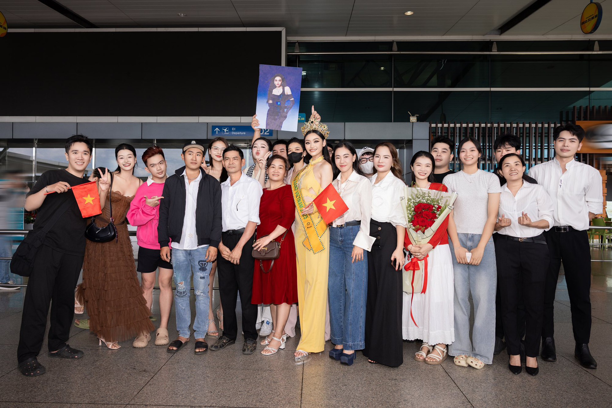 Bố mẹ Hoa hậu Yến Nhi gây chú ý tại sân bay- Ảnh 9.